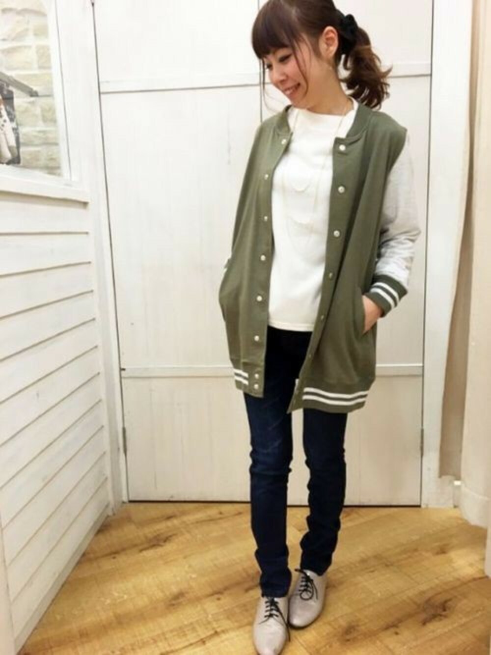 ホワイト系のスタジャン、ホワイト系のTシャツ/カットソーを着用したレディースの春コーディネートの1枚目の写真