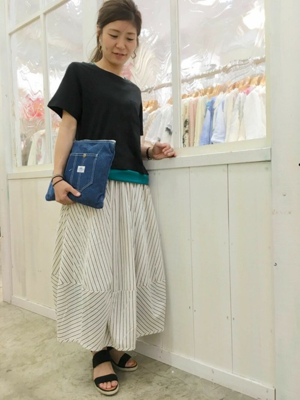「カジュアル、Tシャツ、ロングスカート、サンダル、Right-on、chime」｜「CHIMEの【CHIME】麻レーヨンバルーンスカート（スカート、ホワイト系）」を使った、chimeスタッフさん（レディース・154cm）の夏コーディネートの1枚目の写真