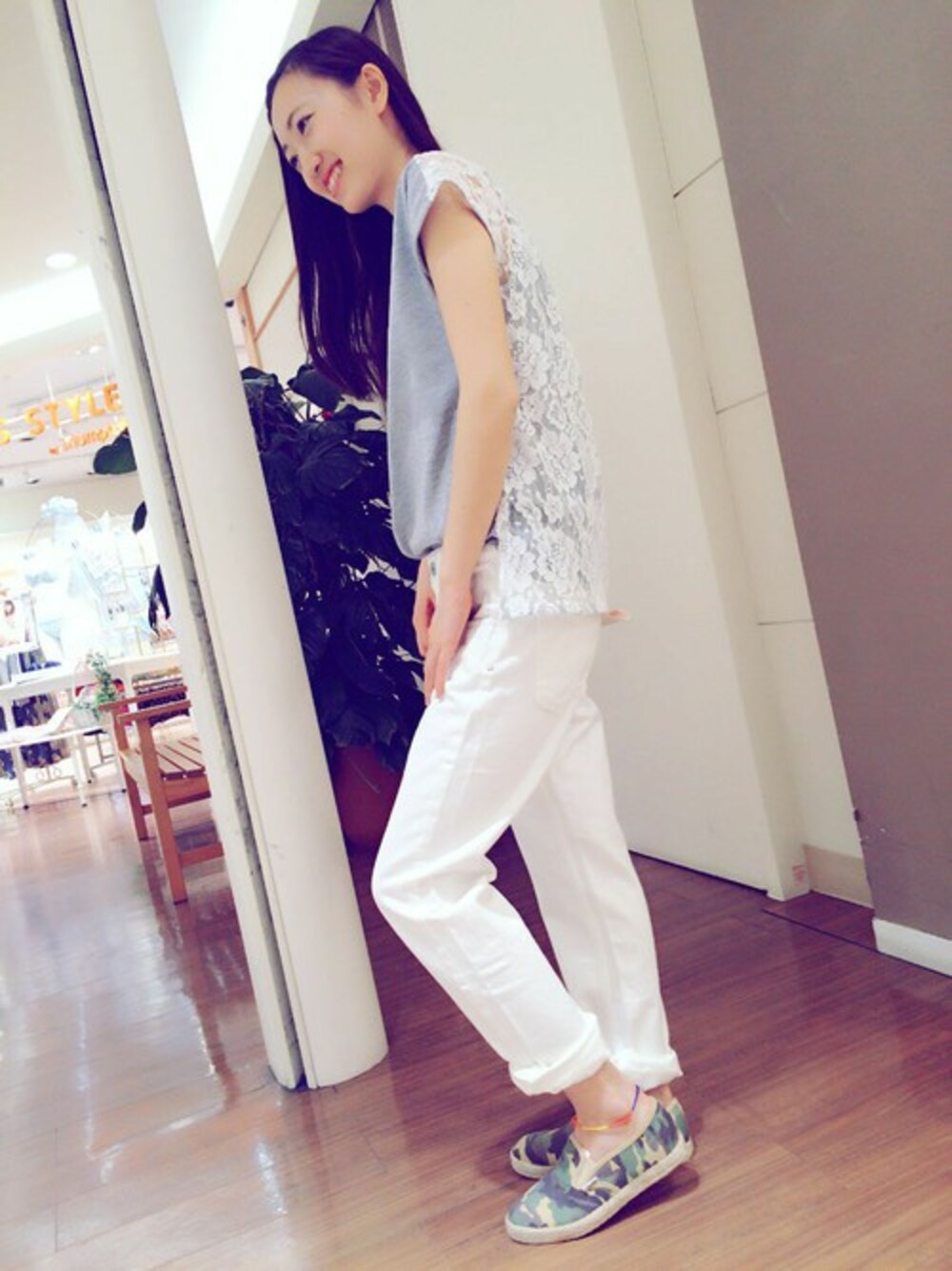 グリーン系のスリッポンを着用したレディースの夏コーディネートの1枚目の写真