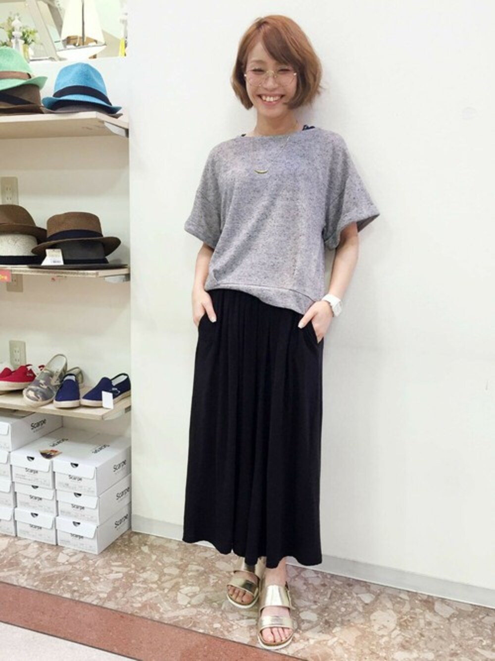 グレー系のTシャツ/カットソー、ブラック系のその他パンツ、ゴールド系のサンダルを着用したレディースの夏コーディネートの1枚目の写真