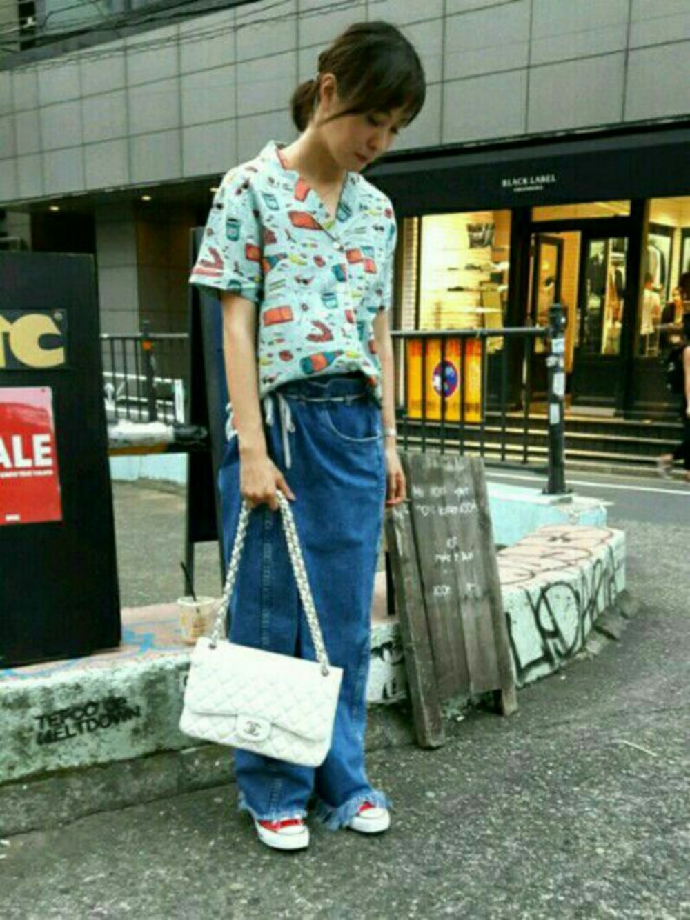 「デニム、カジュアルコーデ、ショルダーバッグ、スニーカー、chanel、シャネル、シャネルバッグ、メゾンエウレカ、デニムワイドパンツ、jeans」｜「CONVERSEのアイテム（スニーカー、レッド系）」を使った、あしゅりーさん（レディース・165cm）の夏コーディネートの1枚目の写真