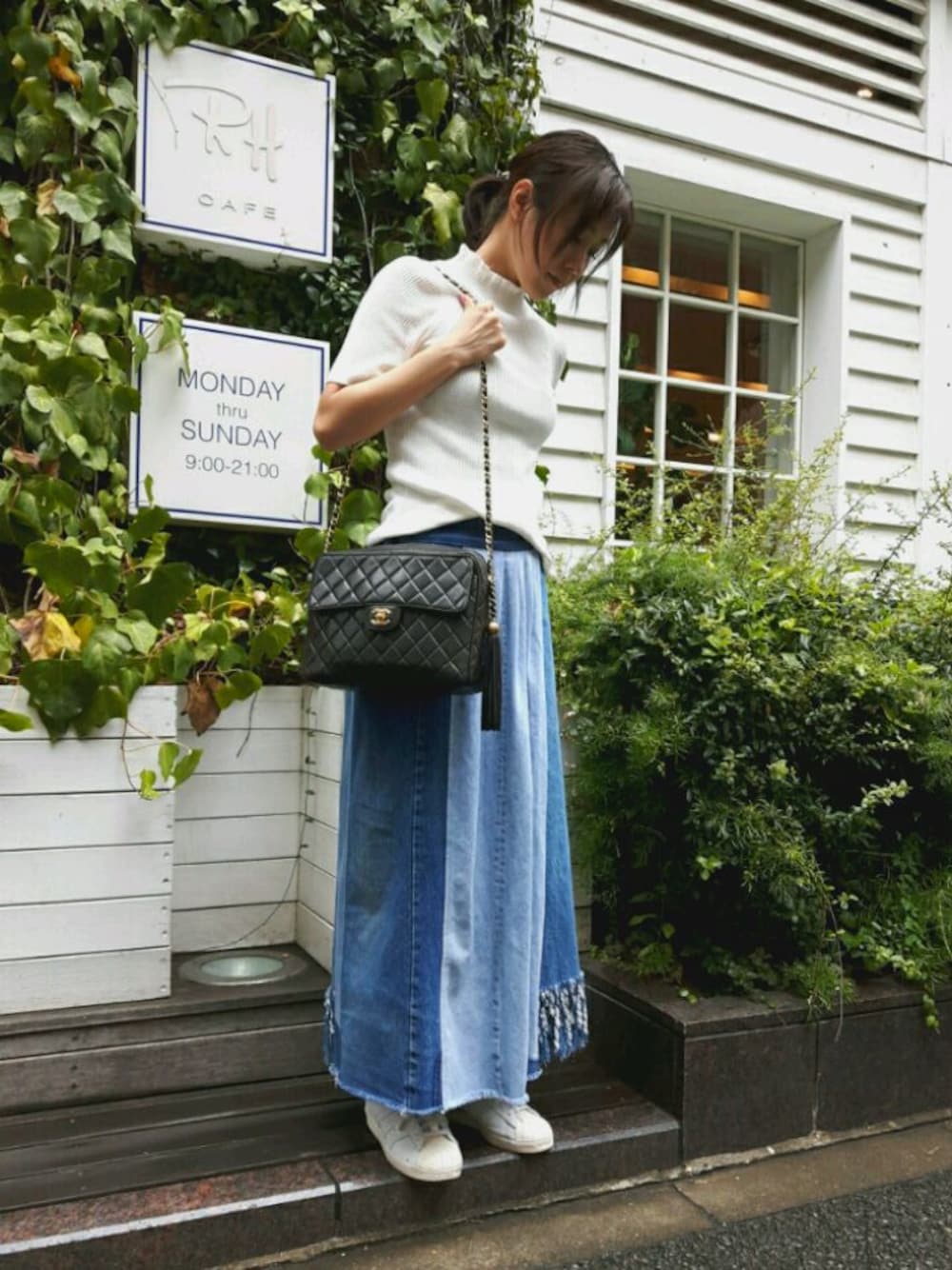 「オトナカジュアル、デニムスカート、77circa、デニムロングスカート、シャネル、chanel、シャネルヴィンテージ、シャネルバッグ、白スニーカー、vintageCHANEL」｜「77circaのアイテム（デニムスカート、ブルー系）」を使った、あしゅりーさん（レディース・165cm）の夏コーディネートの1枚目の写真