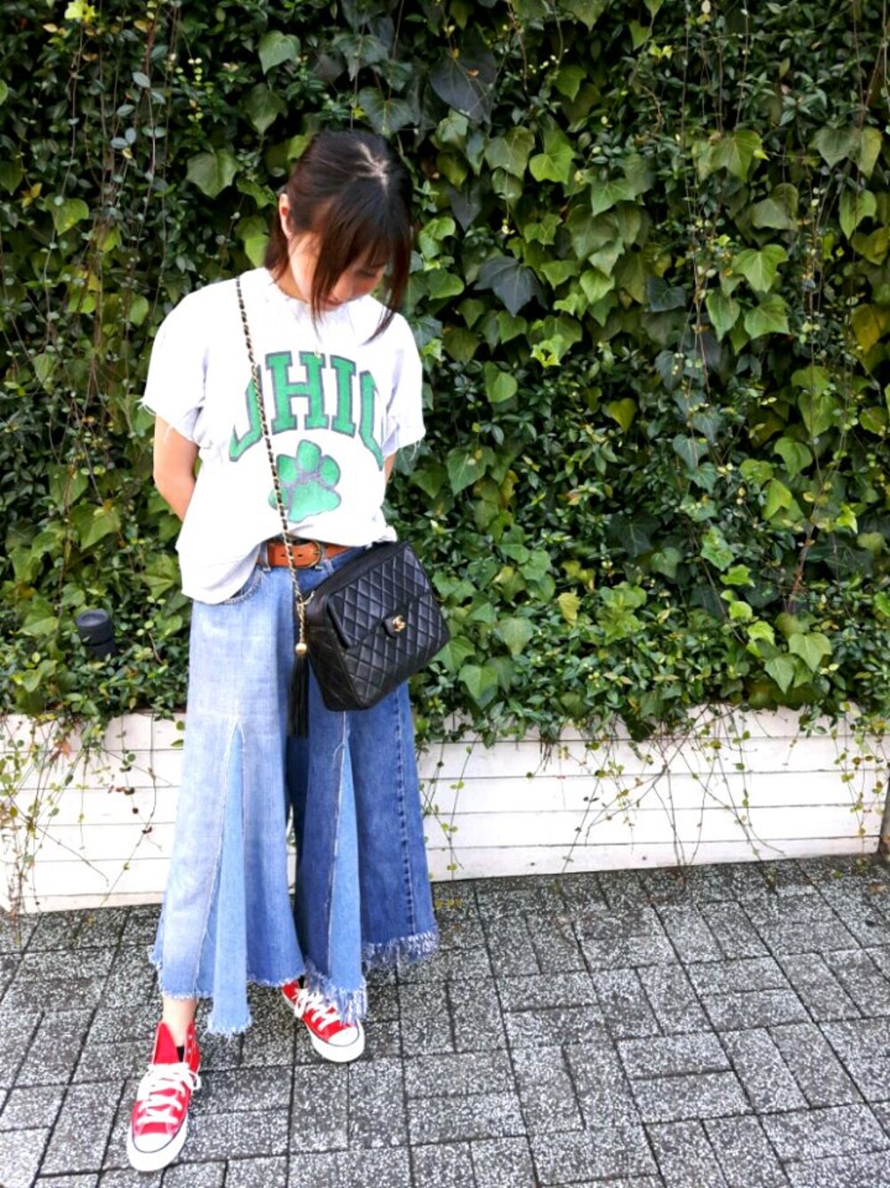 「77circa、デニム、デニムパンツ、シャネル、シャネルバッグ、chanel、シャネルヴィンテージ」｜「CHANELのアイテム（ショルダーバッグ、ブラック系）」を使った、あしゅりーさん（レディース・165cm）の秋コーディネートの1枚目の写真