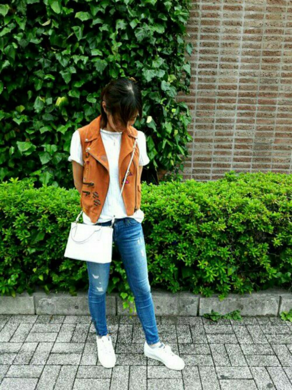 「denim、デニム、Diesel、ディーゼル、デニムパンツ、COACH、スニーカー、MIRAMIKATI、ライダースベスト、ライダースジャケット」｜「COACHのアイテム（ショルダーバッグ、ホワイト系）」を使った、あしゅりーさん（レディース・165cm）の秋コーディネートの1枚目の写真
