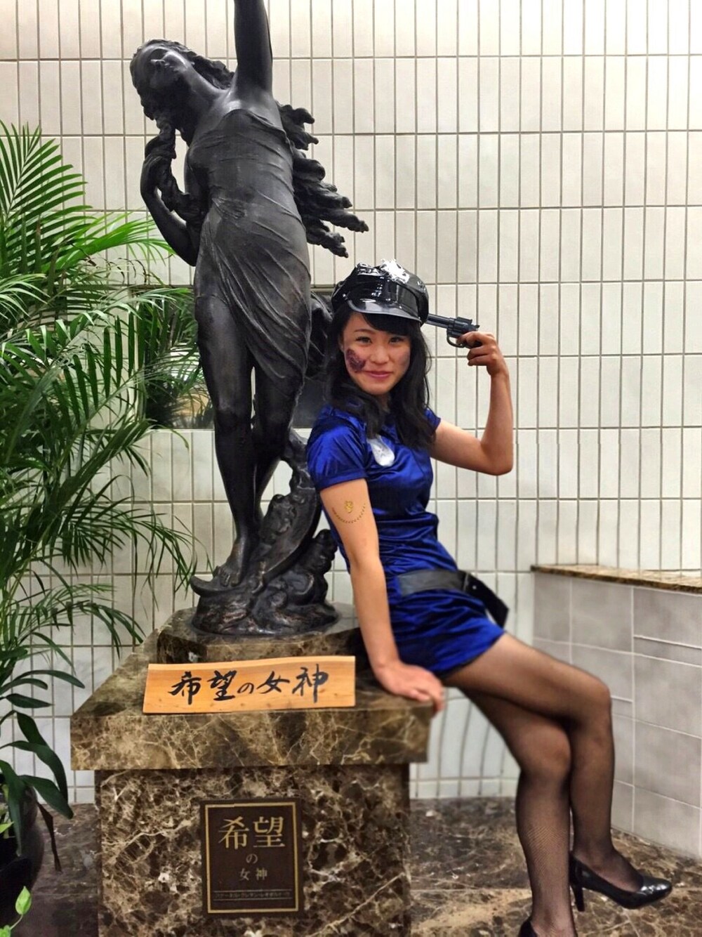 「halloween、ハロウィン、POLICE、SAPPORO、網タイツ」｜「希望の女神のアイテム（照明、グレー系）」を使った、Yuika.さん（レディース・165cm）の秋コーディネートの1枚目の写真