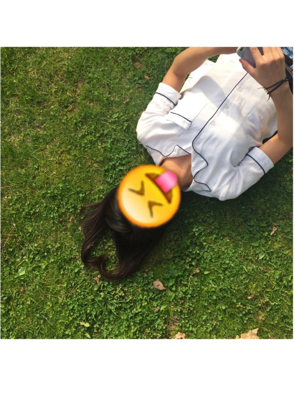 ホワイト系のシャツ/ブラウス、ホワイト系のスニーカーを着用したレディースの春コーディネートの1枚目の写真