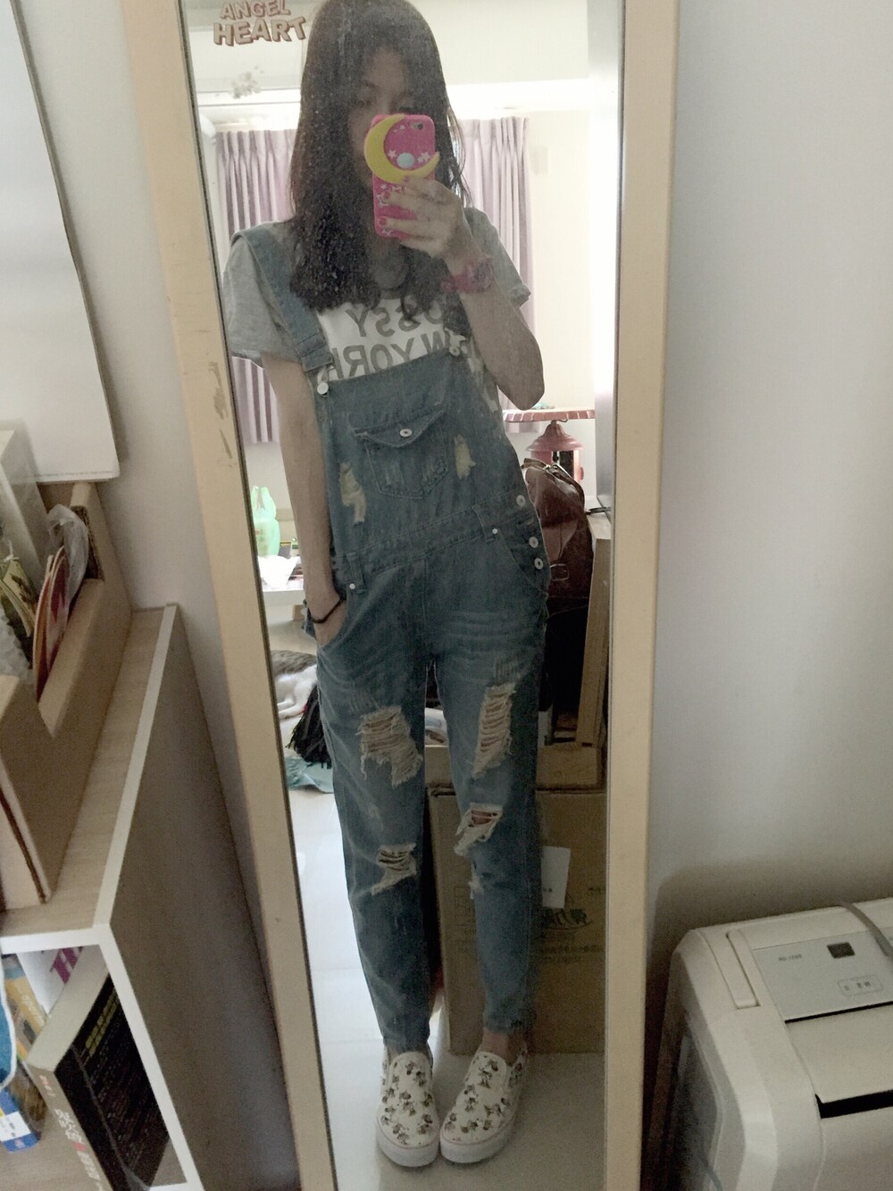 ブルー系のデニムパンツ、グレー系のTシャツ/カットソー、ホワイト系のスリッポンを着用したレディースの秋コーディネートの1枚目の写真