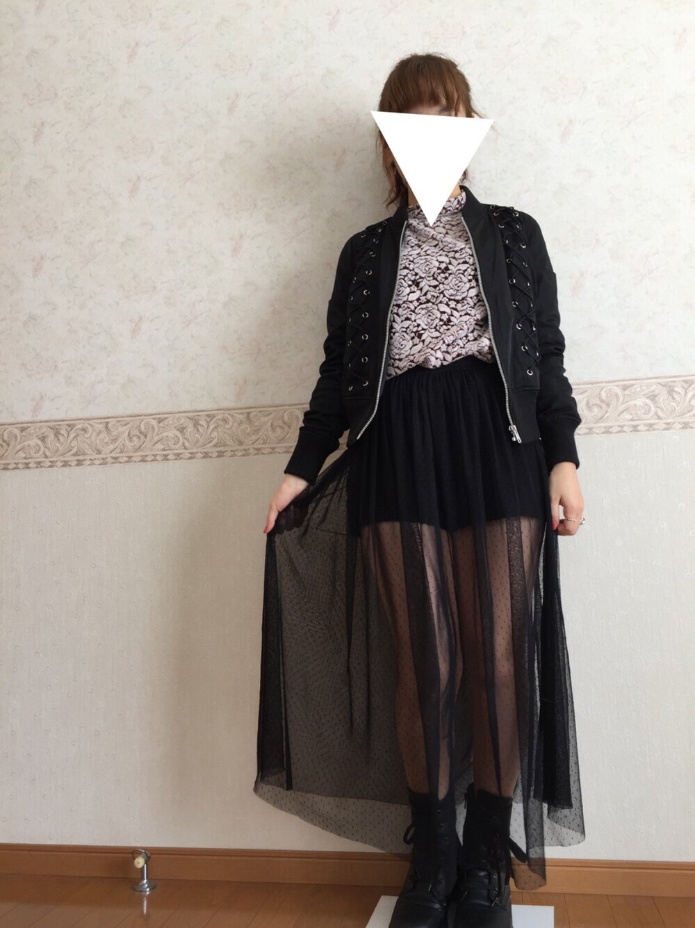 ブラック系のブルゾン、ピンク系のTシャツ/カットソー、ブラック系のパンツを着用したレディースの秋コーディネートの1枚目の写真
