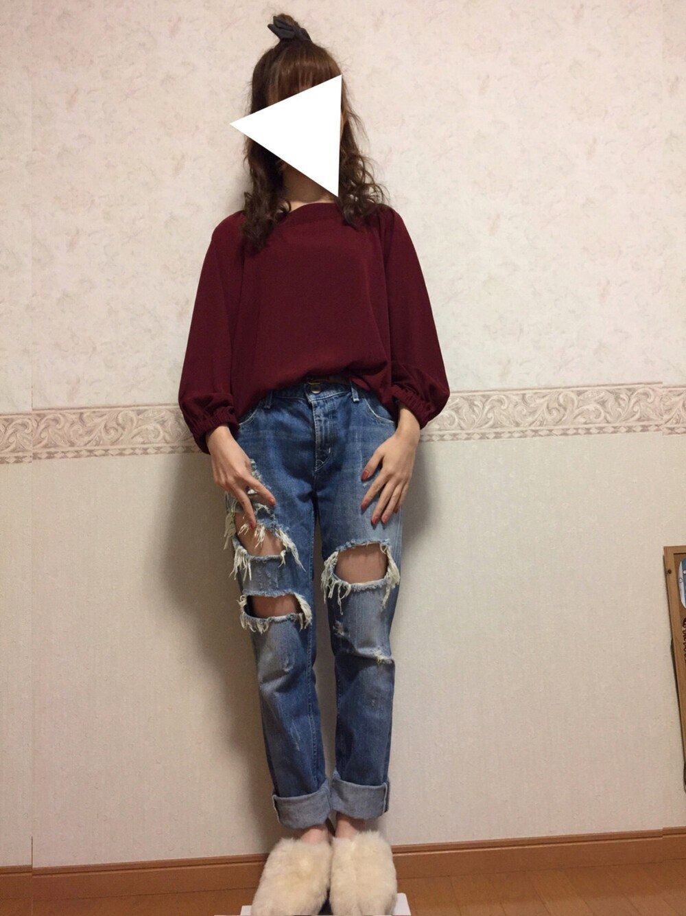 レッド系のシャツ/ブラウス、ブルー系のデニムパンツ、ホワイト系のサンダルを着用したレディースの秋コーディネートの1枚目の写真