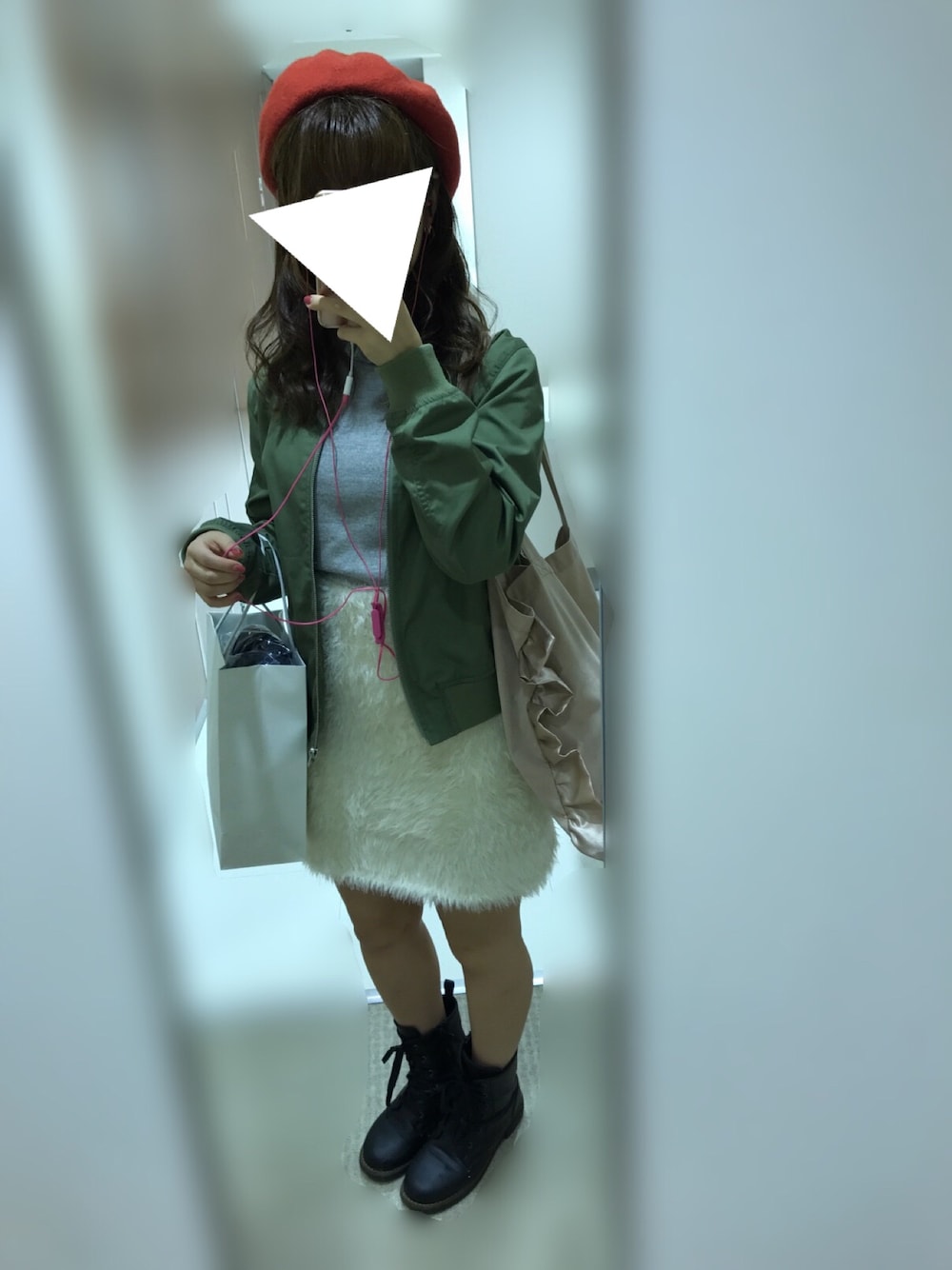 ホワイト系のスカート、グリーン系のブルゾン、ブルー系のデニムパンツを着用したレディースの秋コーディネートの1枚目の写真