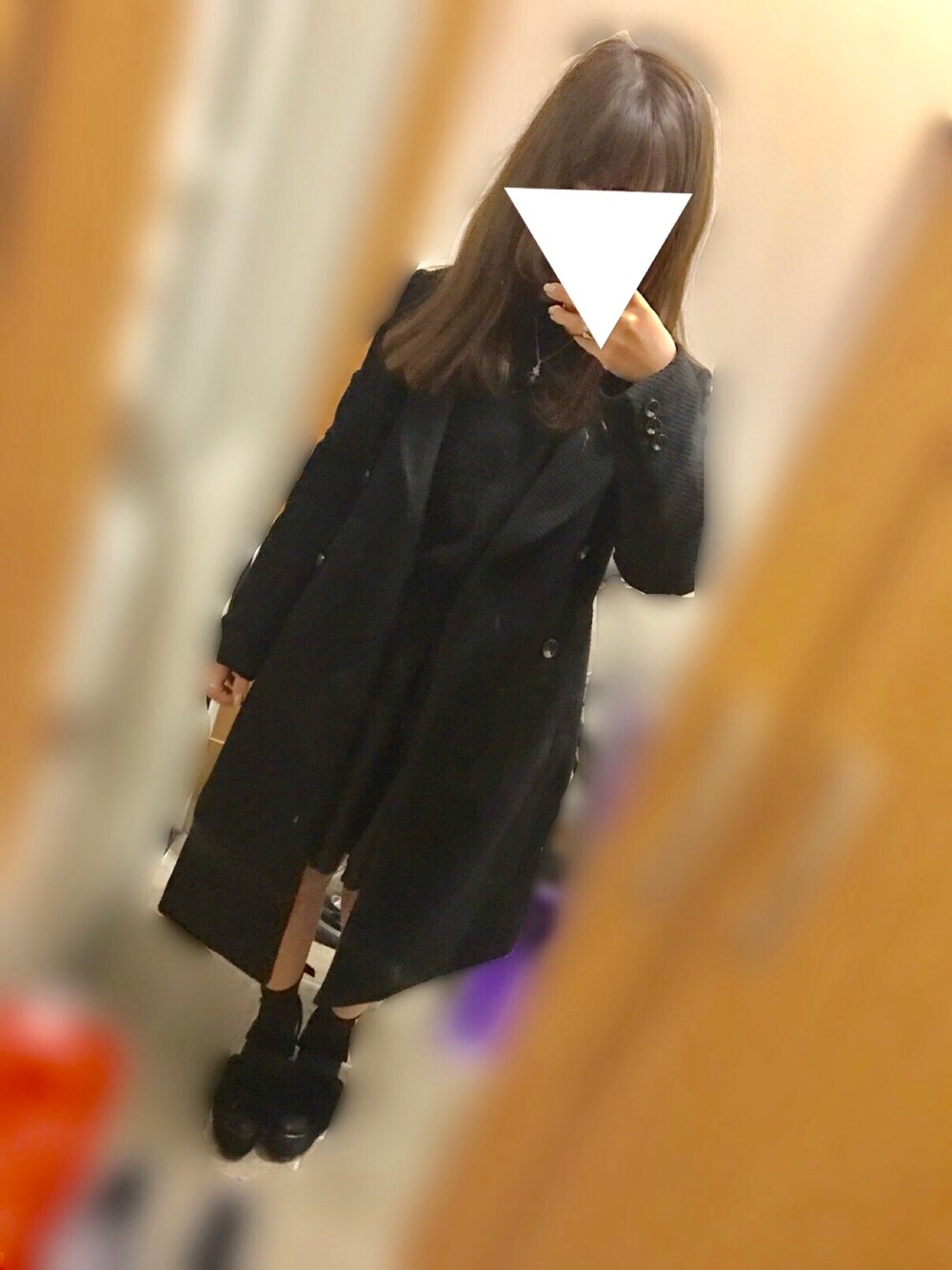 ブラック系のジャケット/アウター、ブラック系のニット/セーター、ブラック系のスカートを着用したレディースの冬コーディネートの1枚目の写真