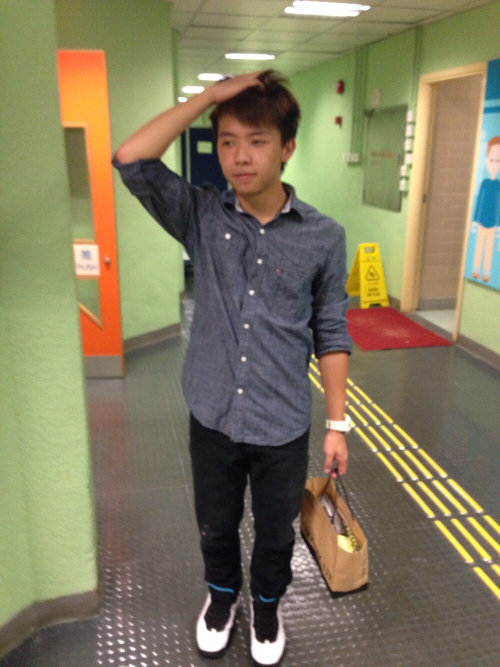 「Levi'sのアイテム（シャツ/ブラウス、グレー系）」を使った、SiuHinさん（メンズ・31cm）の夏コーディネートの1枚目の写真