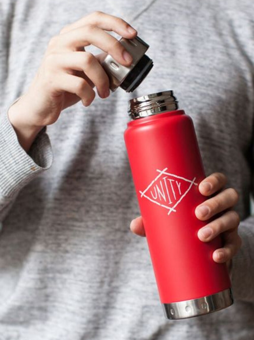 「 텀블러、 아이졸라、waterbottle、 워터보틀、 izola」｜「IZOLAのWater Bottle 25oz. - Unity（グラス/マグカップ/タンブラー、レッド系）」を使った、아이졸라(IZOLA)さん（メンズ・179cm）の夏コーディネートの1枚目の写真