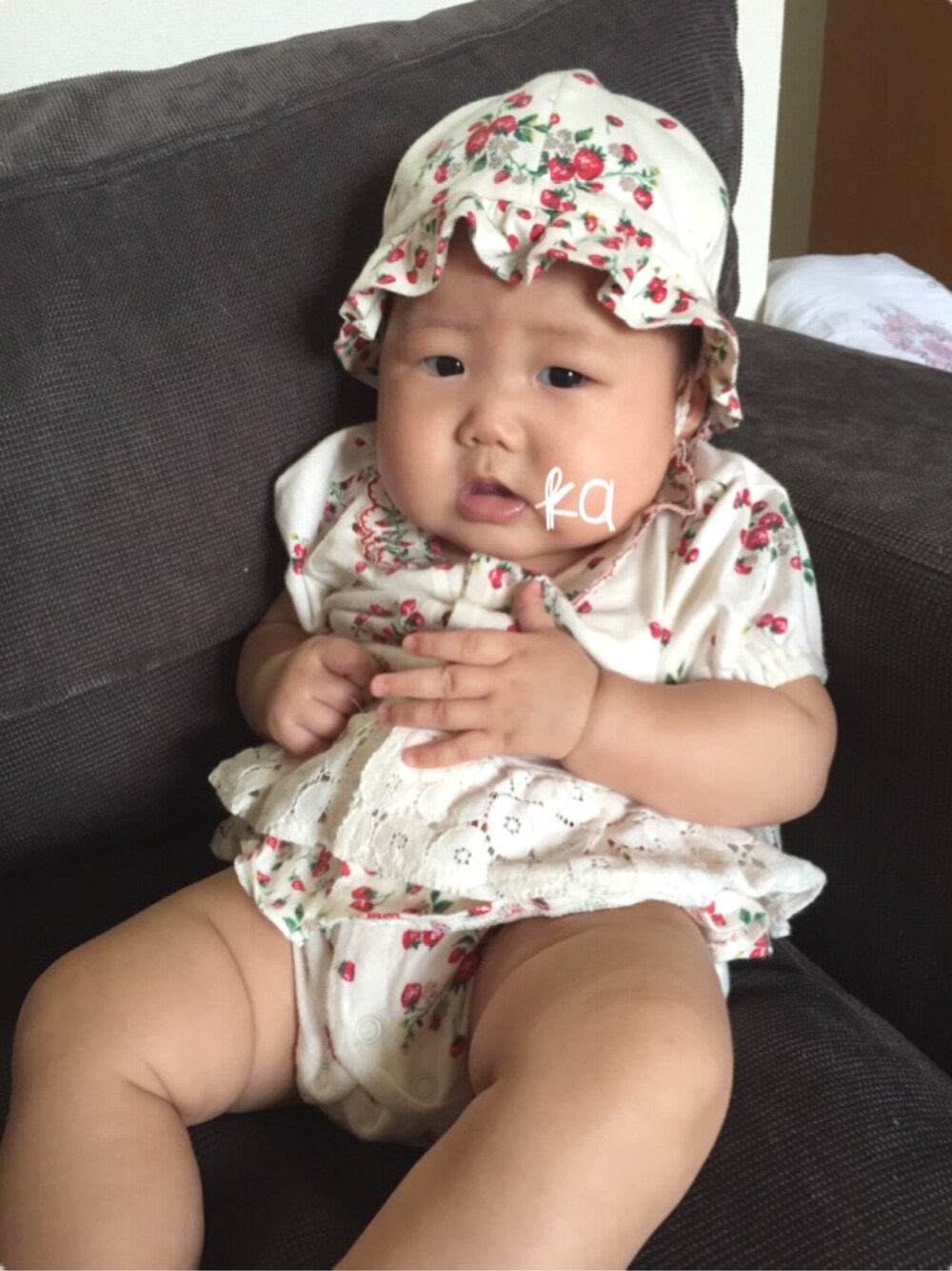 ホワイト系のロンパース、ホワイト系のハットを着用したキッズの夏コーディネートの1枚目の写真