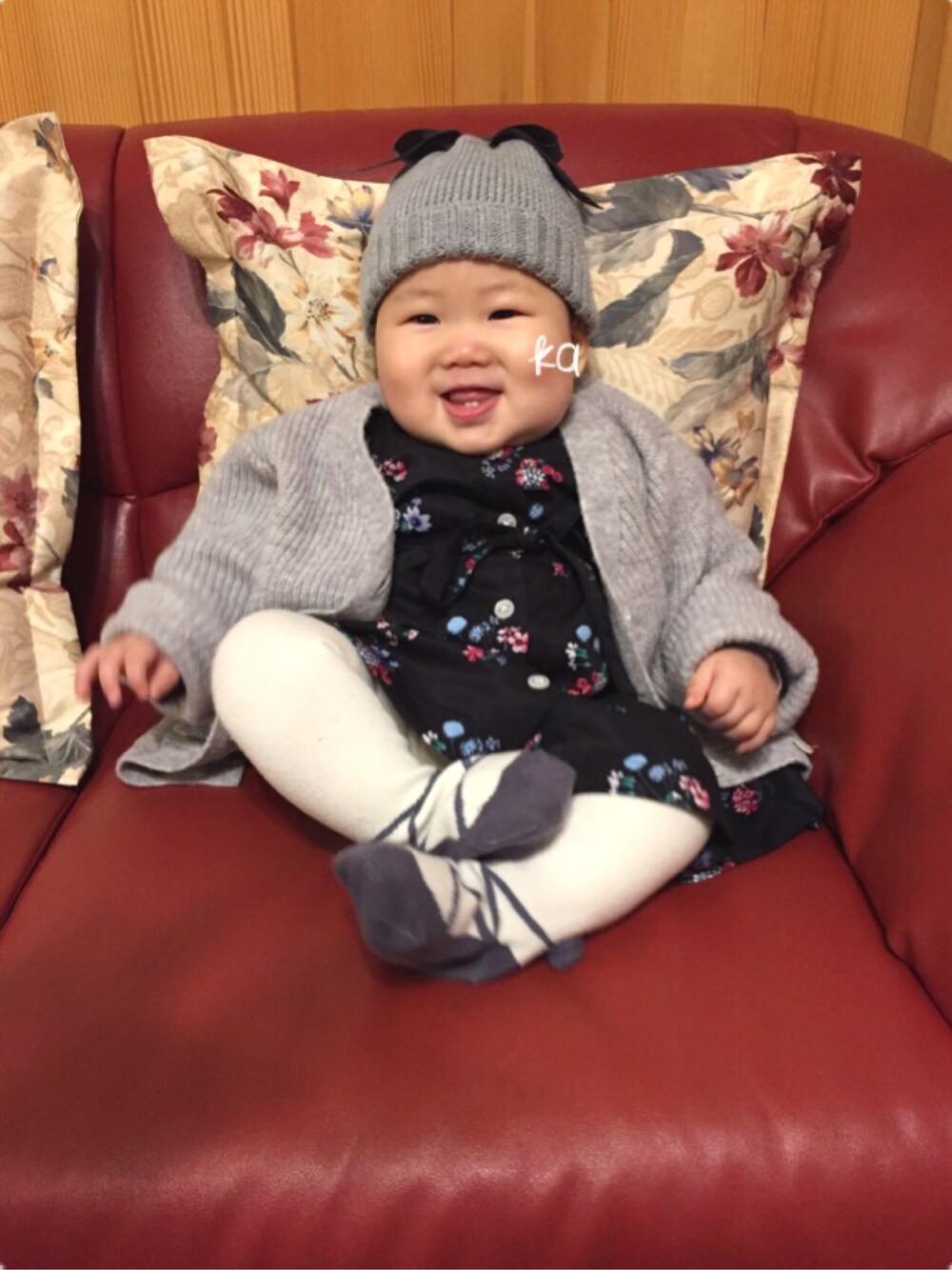 グレー系のカーディガン/ボレロ、ブラック系のワンピース、グレー系のニットキャップ/ビーニーを着用したキッズの冬コーディネートの1枚目の写真