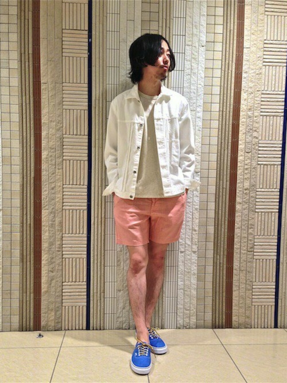 ホワイト系のその他アウター、ベージュ系のTシャツ/カットソー、レッド系のその他パンツを着用したメンズの春コーディネートの1枚目の写真