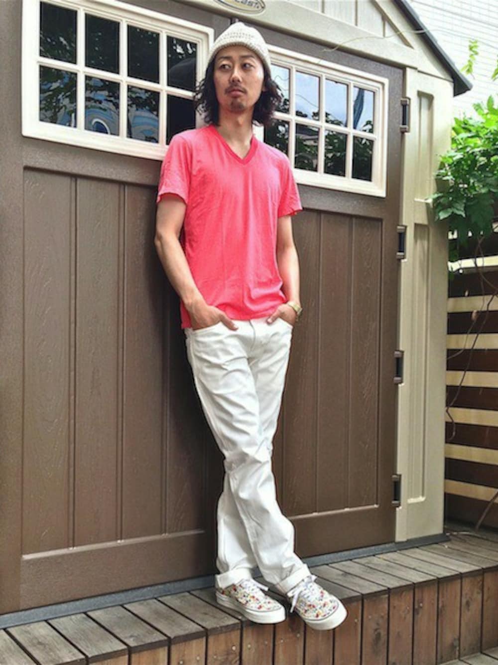 レッド系のTシャツ/カットソー、ホワイト系のデニムパンツ、ベージュ系のニットキャップ/ビーニーを着用したメンズの夏コーディネートの1枚目の写真