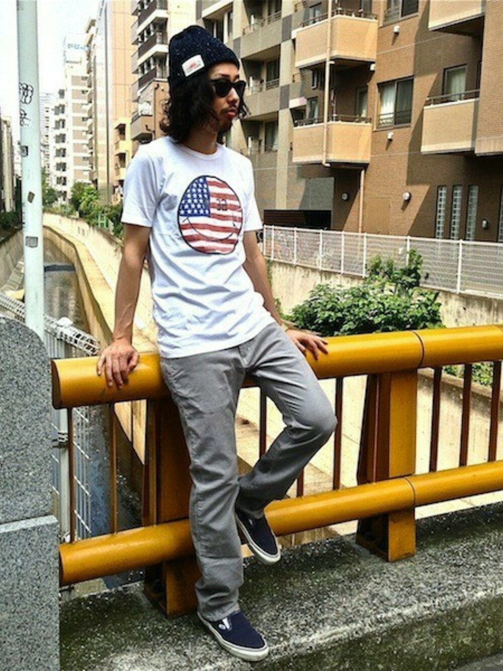 ホワイト系のTシャツ/カットソー、グレー系のその他パンツ、ブルー系のニットキャップ/ビーニーを着用したメンズの夏コーディネートの1枚目の写真