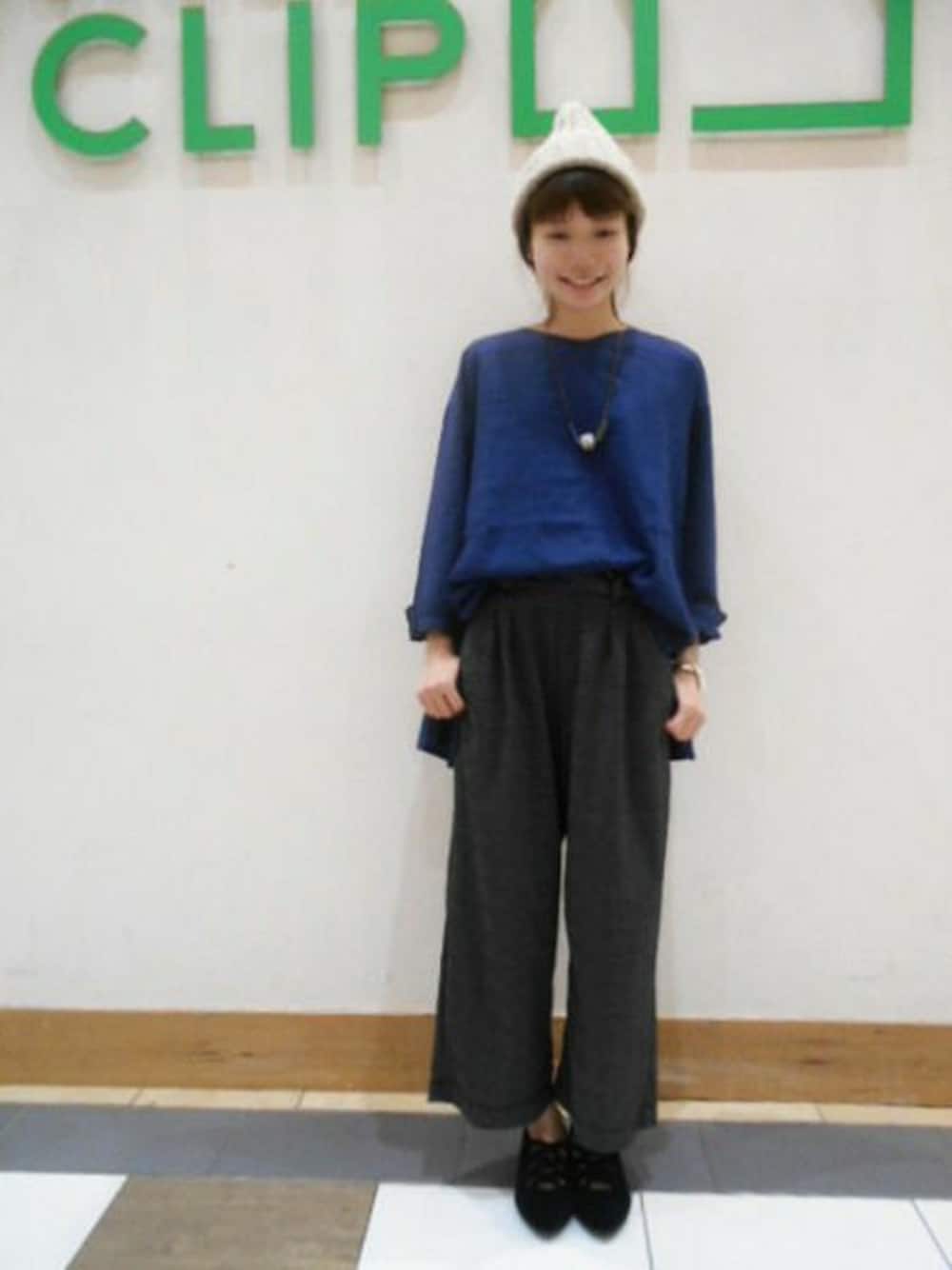 ブルー系のシャツ/ブラウス、その他のその他パンツ、ブラック系のパンプスを着用したレディースの秋コーディネートの1枚目の写真