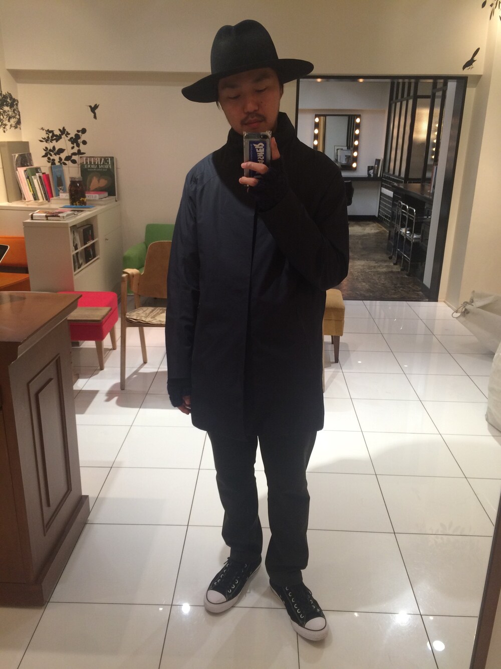「DESCENTE、YAECA、コンバース、スポーツミックス、ステンカラーコート、スラックス、黒ハット、冬コーデ、冬、コート」｜「DESCENTEのオルテライン（ステンカラーコート、ブルー系）」を使った、junpei shinoharaさん（メンズ・173cm）の冬コーディネートの1枚目の写真