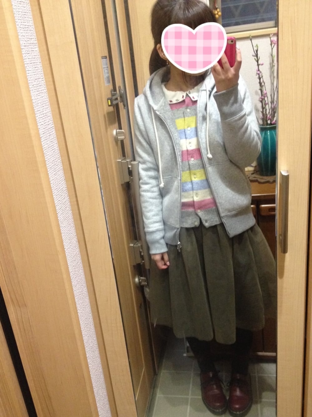 「パーカー、ドクターマーチン」｜「MINIMUMのアイテム（スカート、グリーン系）」を使った、めーさん（レディース・158cm）の春コーディネートの1枚目の写真