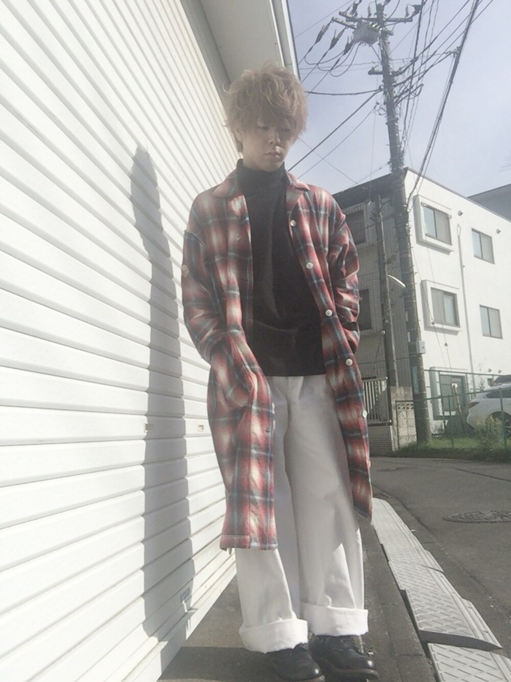 「ロングコート、ワイドパンツ、タートルネック、チェック、赤チェック、ブーツ」｜「JOHN LAWRENCE SULLIVANのアイテム（その他パンツ、ホワイト系）」を使った、みーや🐻さん（メンズ・172cm）の秋コーディネートの1枚目の写真