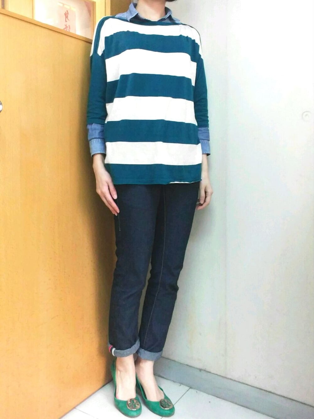 「EVISUのアイテム（デニムパンツ、ブルー系）」を使った、Elenaさん（レディース・160cm）の春コーディネートの1枚目の写真