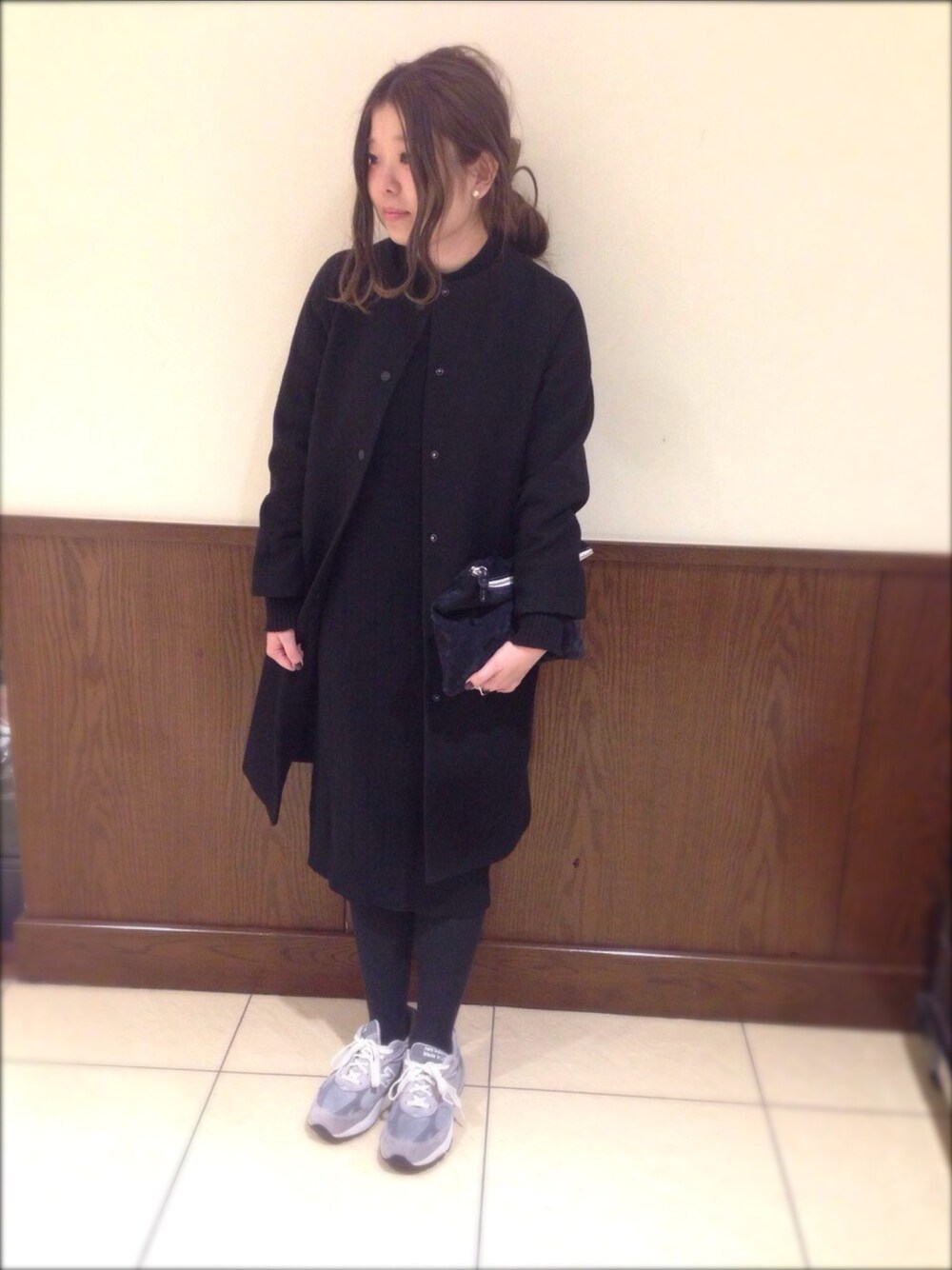 ブラック系のその他アウター、ブラック系のワンピース、ブラック系のクラッチバッグを着用したレディースの冬コーディネートの1枚目の写真