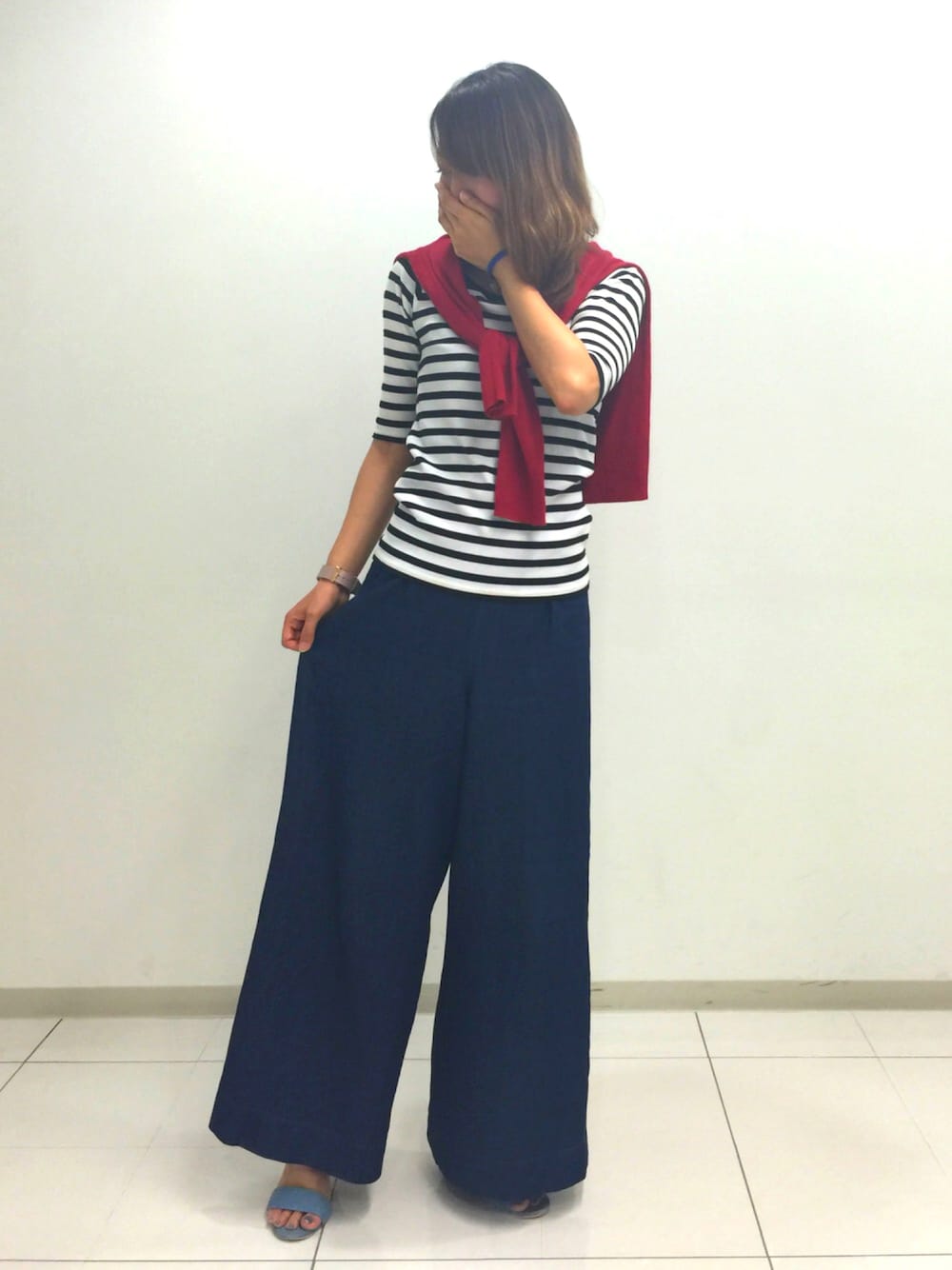 ブルー系のデニムパンツを着用したレディースの夏コーディネートの1枚目の写真
