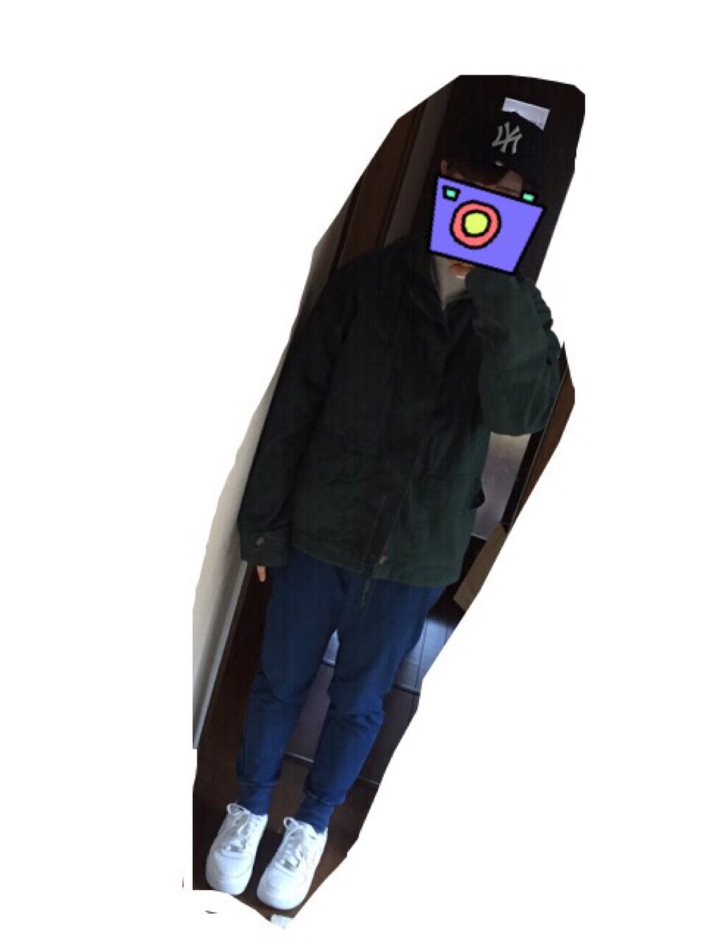 ブルー系のパンツを着用したレディースの冬コーディネートの1枚目の写真