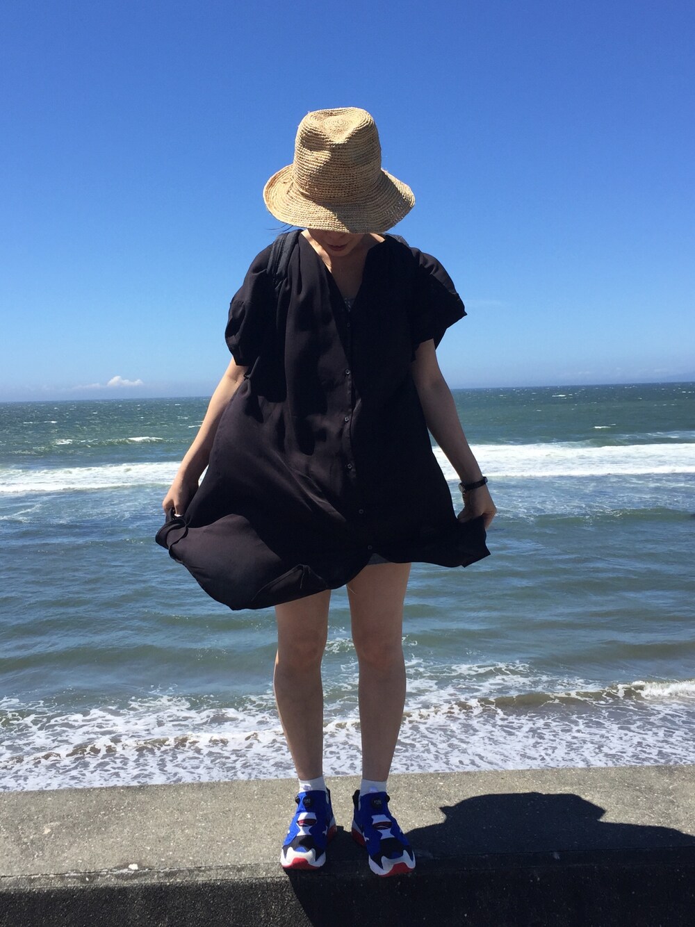 「むぎわら帽子、H&M、ワンピース×スニーカー、スニーカー×靴下、スニーカー、ポンプフューリー、夏コーデ、肌見せ、海」｜「Reebokのアイテム（スニーカー、ブルー系）」を使った、fuyukaさん（レディース・158cm）の夏コーディネートの1枚目の写真
