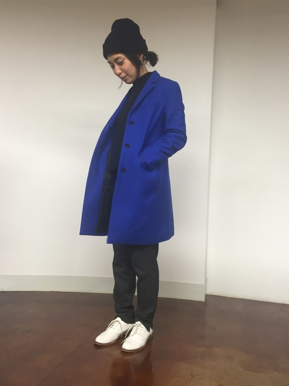 「チェスターコート、ブルー、カジュアル、シンプル、忘年会、ワイドパンツ」｜「Jeffrey Campbellのアイテム（ドレスシューズ、ホワイト系）」を使った、fuyukaさん（レディース・158cm）の冬コーディネートの1枚目の写真