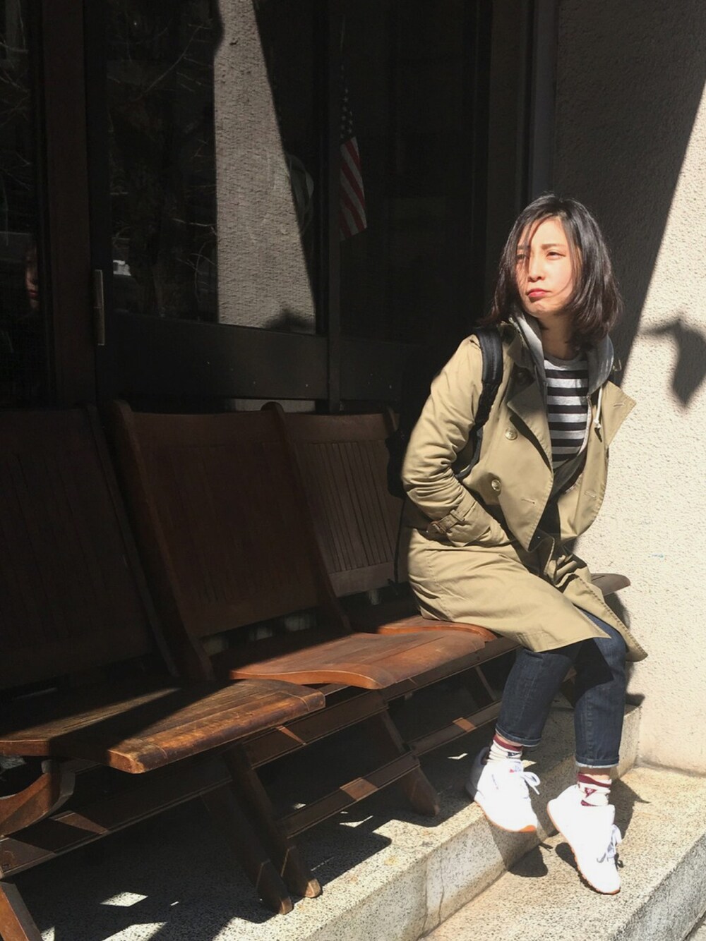 「トレンチコート、トレンチコート×パーカー、スニーカー、春、スニーカーコーデ、シンプル、ユニクロ、美容師、デニム」｜「JOURNAL STANDARDのアイテム（トレンチコート、ベージュ系）」を使った、fuyukaさん（レディース・158cm）の春コーディネートの1枚目の写真