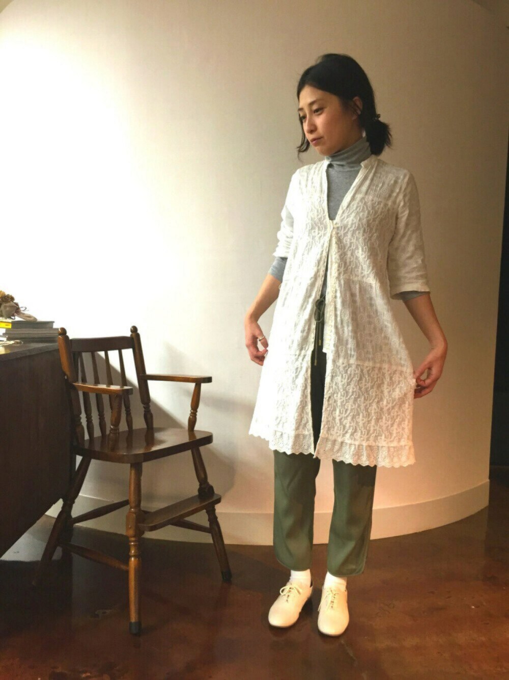 「ナイキ、春コーデ、レース、春、きれいめカジュアル、カーキ、オトナカジュアル、美容師」｜「UNIQLOのアイテム（シャツ/ブラウス、グレー系）」を使った、fuyukaさん（レディース・158cm）の春コーディネートの1枚目の写真