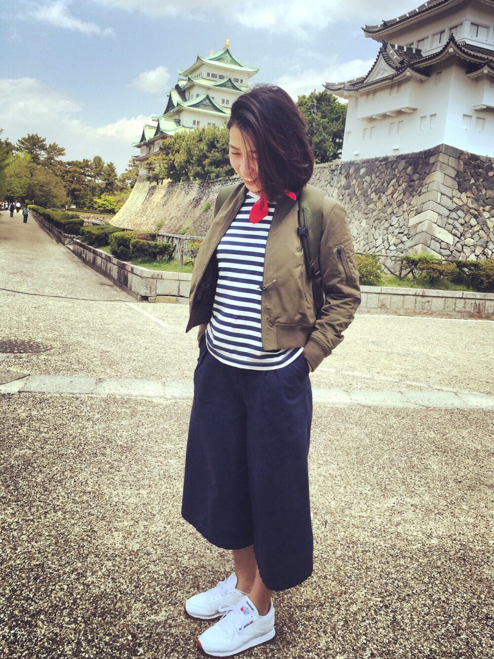 「旅行、カジュアル、スニーカー、スカーフ、バンダナ、ラクチンコーデ」｜「IL BISONTEのIL BISONTE / Scarf（バンダナ/スカーフ、レッド系）」を使った、fuyukaさん（レディース・158cm）の春コーディネートの1枚目の写真