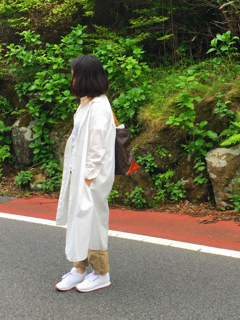 「ゆるコーデ、パンツスタイル、シャツワンピース、オトナカジュアル、カジュアル、スニーカー、旅行、雨の日コーデ、チノパン」｜「YAECAのアイテム（シャツワンピース、ホワイト系）」を使った、fuyukaさん（レディース・158cm）の春コーディネートの1枚目の写真
