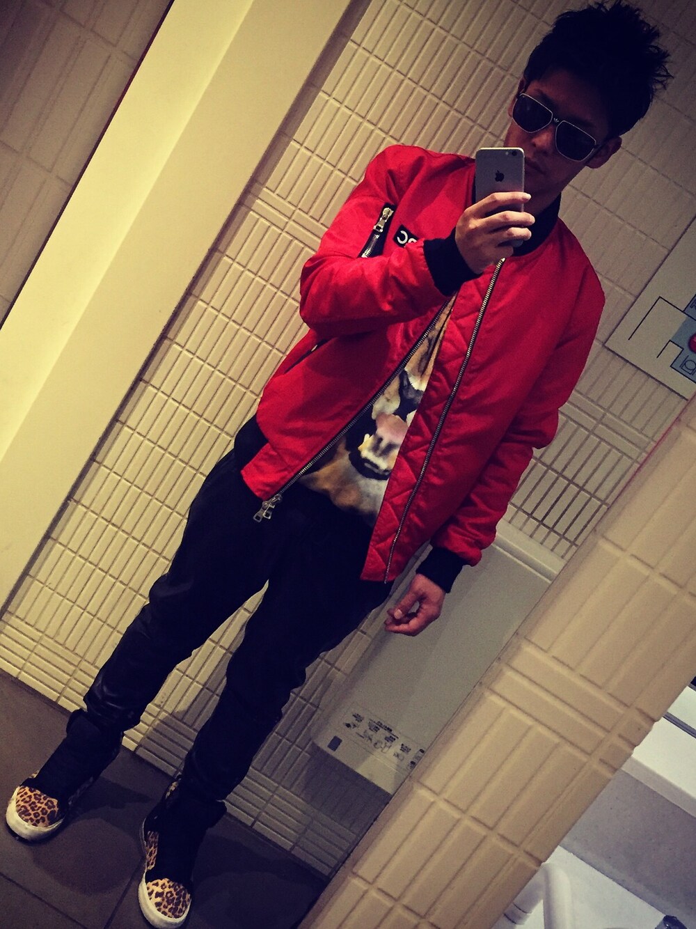 「ひぇっ」｜「adidas Originalsのアイテム（Tシャツ/カットソー、ゴールド系）」を使った、U字#CREAMTEAMさん（メンズ・168cm）の冬コーディネートの1枚目の写真