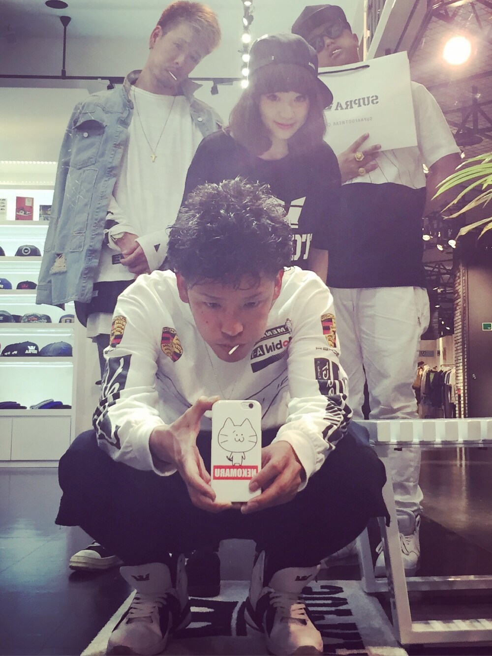 「SUPRA、supratokyo、おバカトリオ、feat.本間氏」｜「1992gearのアイテム（Tシャツ/カットソー、ホワイト系）」を使った、U字#CREAMTEAMさん（メンズ・168cm）の春コーディネートの1枚目の写真