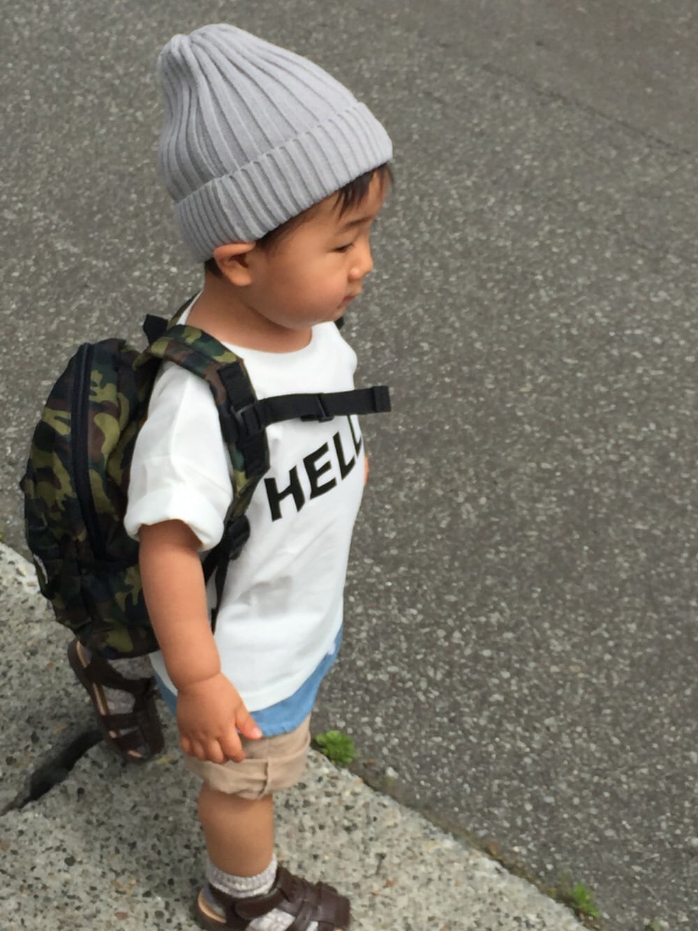 ホワイト系のTシャツ/カットソー、ベージュ系のその他パンツ、ブラウン系のサンダルを着用したキッズの夏コーディネートの1枚目の写真