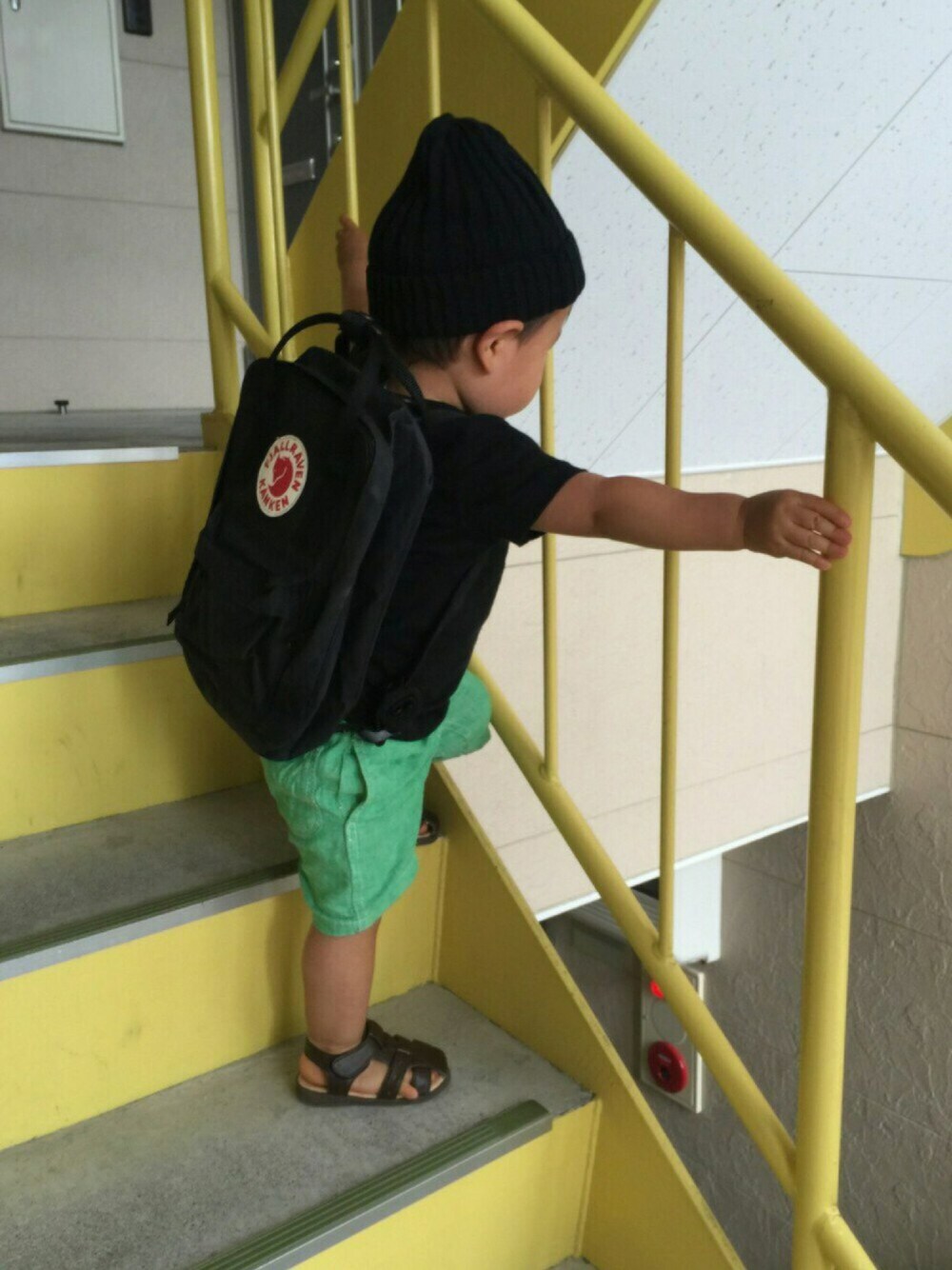 ブラック系のTシャツ/カットソー、グリーン系のその他パンツ、ブラウン系のサンダルを着用したキッズの夏コーディネートの1枚目の写真