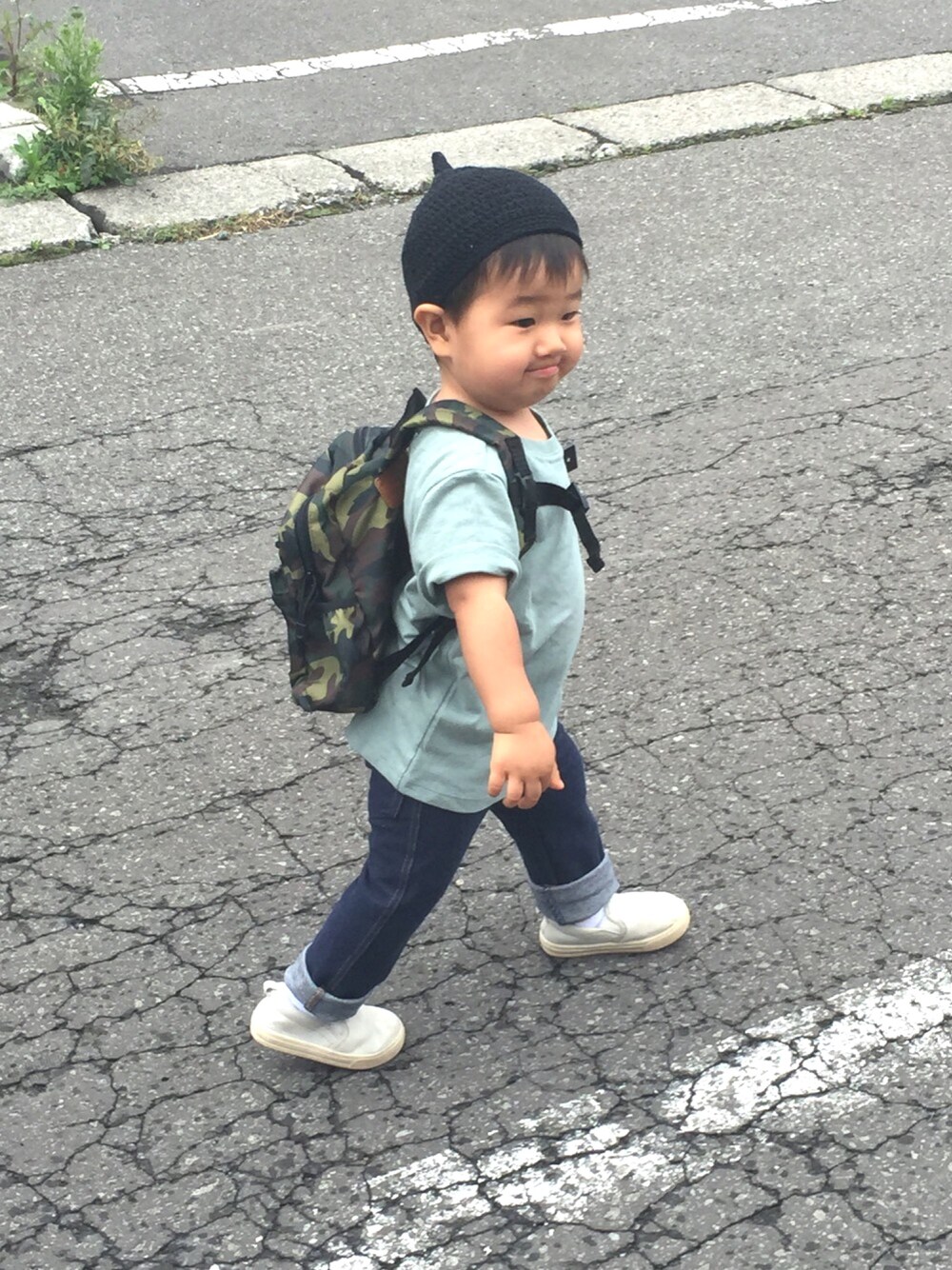 グリーン系のTシャツ/カットソー、ブルー系のその他パンツ、グリーン系のバックパック/リュックを着用したキッズの夏コーディネートの1枚目の写真
