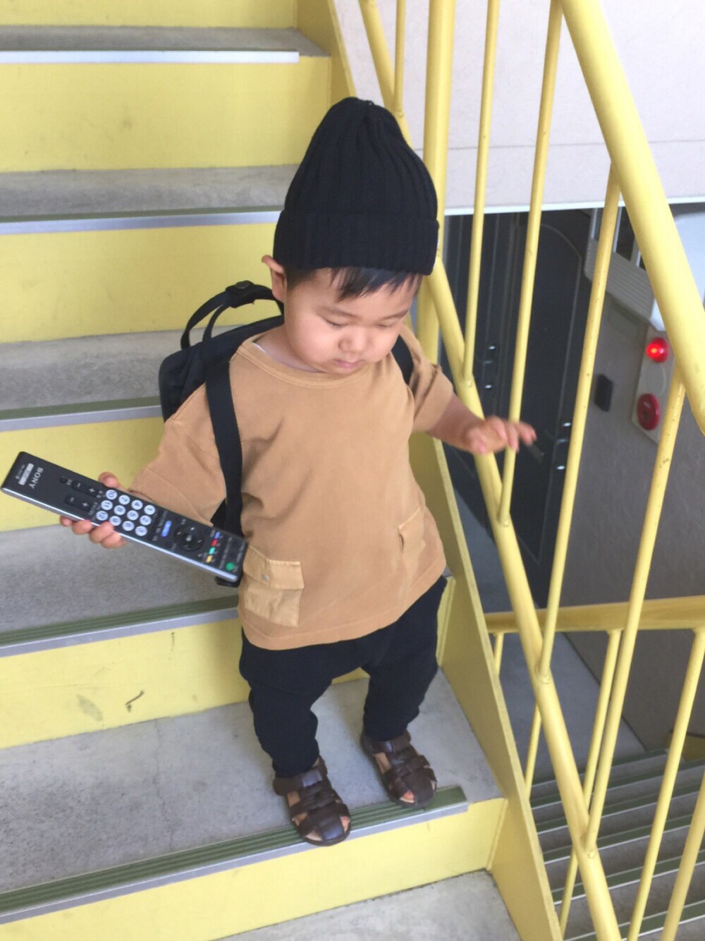 ベージュ系のTシャツ/カットソー、ブラック系のその他パンツ、ブラウン系のサンダルを着用したキッズの夏コーディネートの1枚目の写真