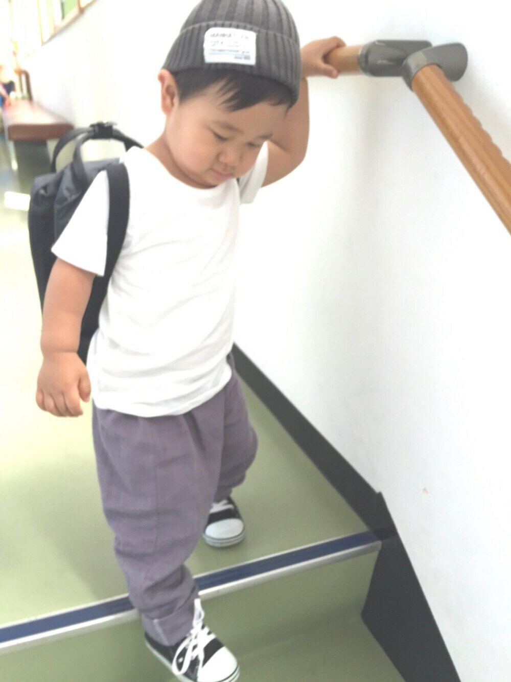 パープル系のその他パンツ、ブラック系のバックパック/リュック、ブラック系のスニーカーを着用したキッズの夏コーディネートの1枚目の写真