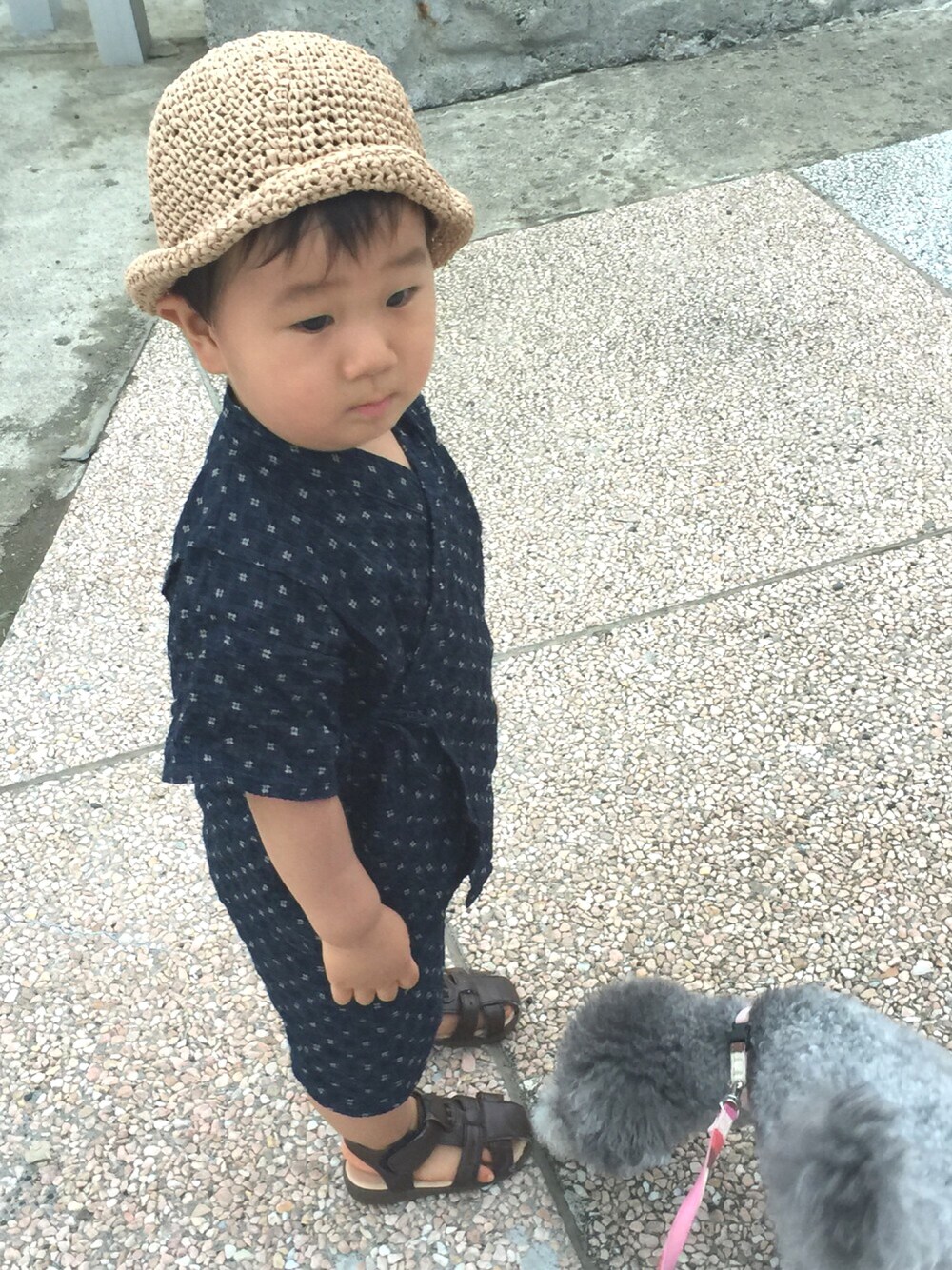 ブラウン系のサンダル、ブルー系の浴衣、ベージュ系のハットを着用したキッズの夏コーディネートの1枚目の写真