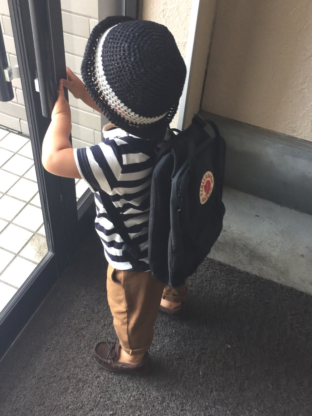 ホワイト系のTシャツ/カットソー、ブラウン系のその他パンツ、ブラック系のバックパック/リュックを着用したキッズの夏コーディネートの1枚目の写真