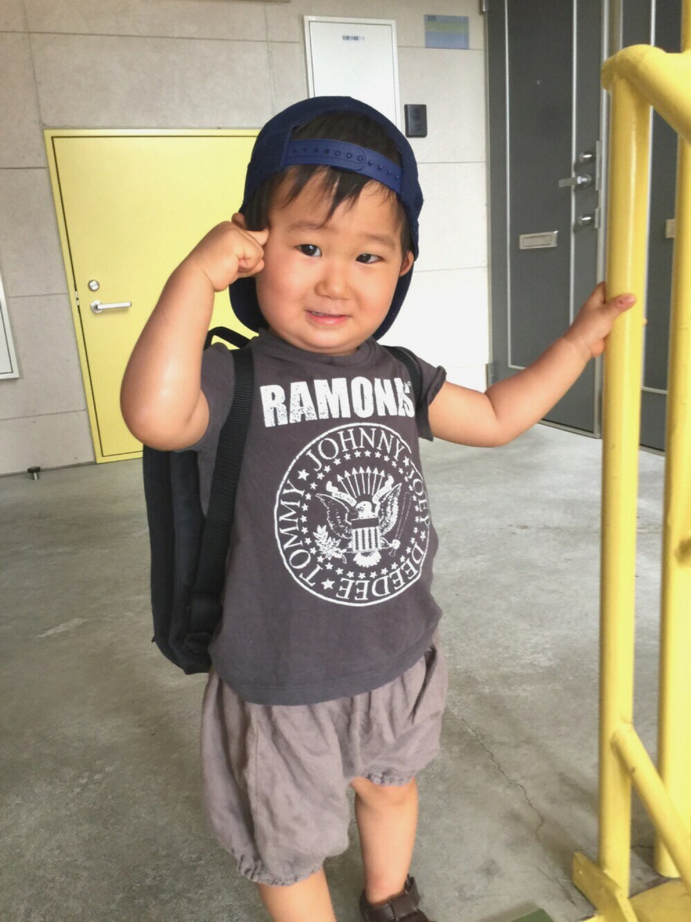 グレー系のTシャツ/カットソー、ブラウン系のその他パンツ、ブラウン系のサンダルを着用したキッズの夏コーディネートの1枚目の写真