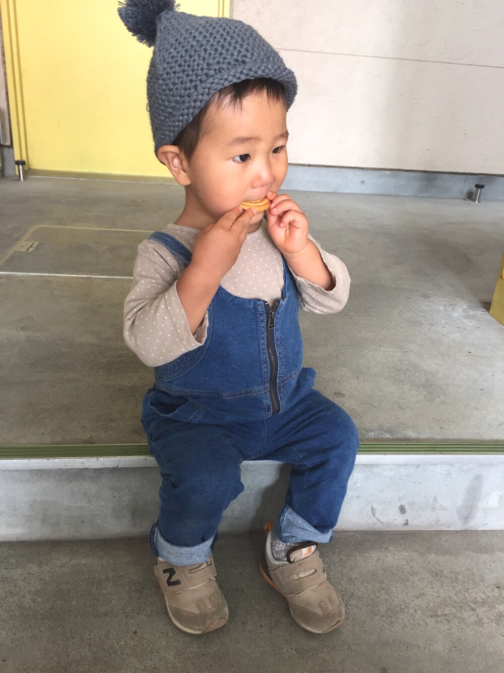 ブルー系のサロペット/オーバーオール、ベージュ系のスニーカー、ベージュ系のTシャツ/カットソーを着用したキッズの秋コーディネートの1枚目の写真