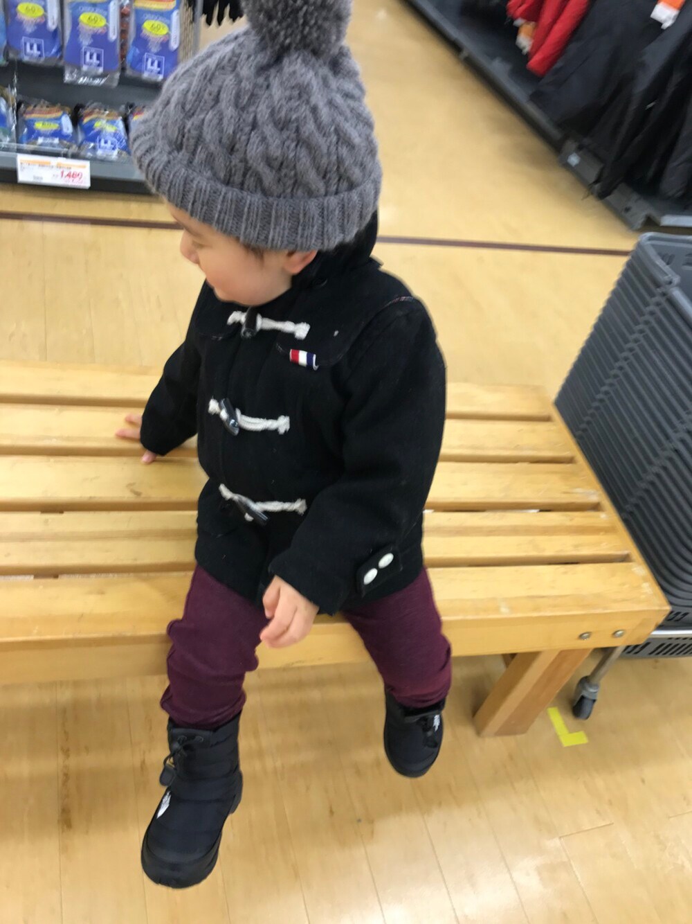 ブルー系のダッフルコート、その他のデニムパンツ、ブラック系のブーツを着用したキッズの秋コーディネートの1枚目の写真