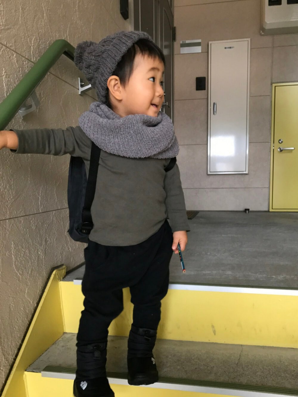 ブラック系のバックパック/リュック、ブルー系のその他トップス、ブラック系のその他パンツを着用したキッズの秋コーディネートの1枚目の写真