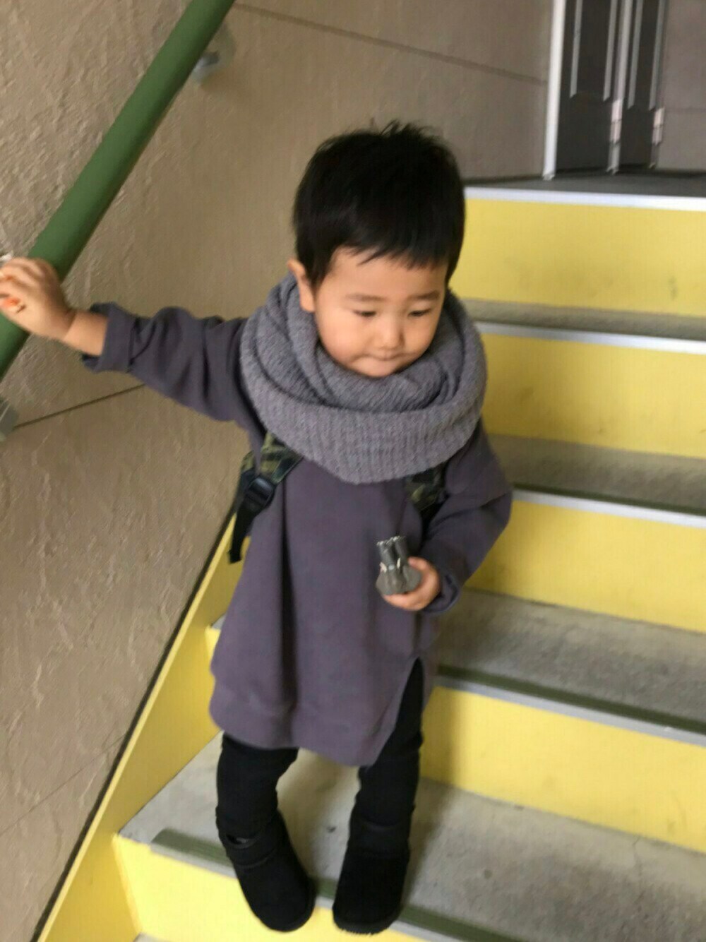 グリーン系のバックパック/リュック、ブラック系のその他パンツ、ブラック系のブーツを着用したキッズの秋コーディネートの1枚目の写真